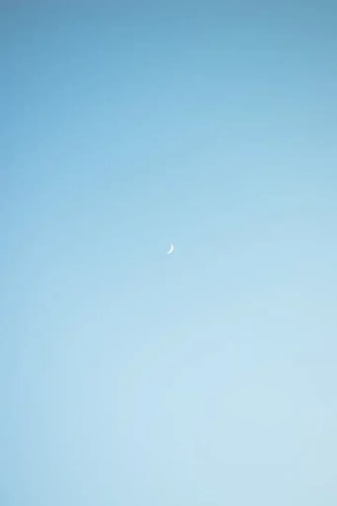 青空に浮かぶ月